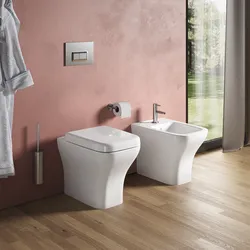 Coppia di sanitari filomuro in ceramica bianca con sedile softclose