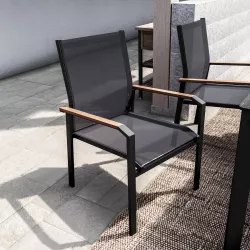 Sedia con dettaglio braccioli legno teak in alluminio e textilene nero - Miranda