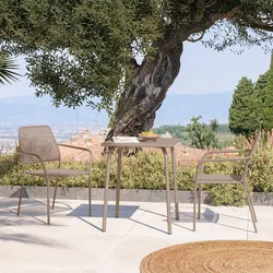 Set bistrot tavolo 70x70 cm e 2 sedie con braccioli squadrate in metallo tortora - Dama