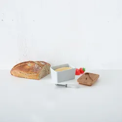 Contenitore per burro in ceramica bianco e legno naturale con coltello