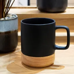 Tazza 43 cl in ceramica nero con sottobicchiere in bambù