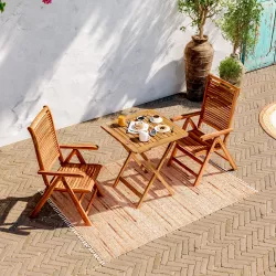 Set bistrot con tavolo 60x60 cm e 2 sedie con braccioli regolabili in legno di acacia - Paja