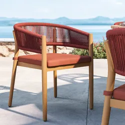 Sedia con braccioli in legno di acacia e corda rosso mattone con cuscini - Kelda