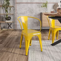 Sedia con braccioli impilabile stile industrial in metallo giallo - Farley