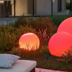 Lampada sferica 40 cm in polietilene con kit luce LED rosso fragola