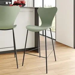 Sgabello in polipropilene verde salvia con seduta effetto legno e gambe in metallo nero - Dolly