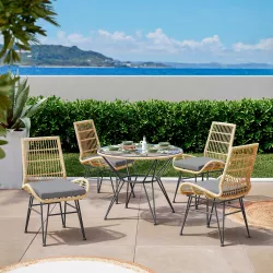 Set pranzo tavolo rotondo 90 cm top in vetro e 4 sedie in polyrattan nocciola con cuscini grigi - Banus