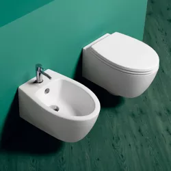 Coppia di sanitari sospesi con wc sedile e bidet in ceramica - LFT Spazio di Simas