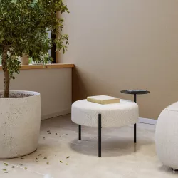 Pouf rotondo 64 cm in maglia bianco con tavolino effetto legno nero - Farel