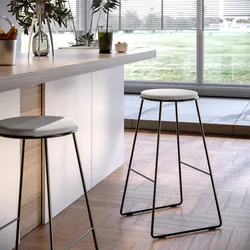 Sgabello con seduta bianca e gambe in acciaio nero - Banzai