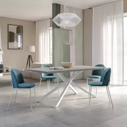 Tavolo da pranzo 180x90 cm top grigio effetto pietra 38 mm e gambe incrociate in metallo bianco – Arkeo