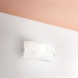 Applique da parete 35x20 cm in vetro satinato bianco con decoro a sasso