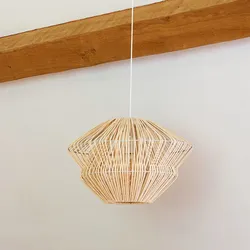 Lampada sospesa a diamante 44 cm intrecciata in rattan naturale