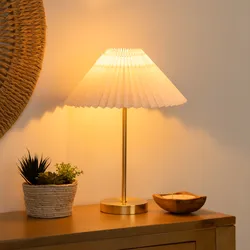 Lampada da tavolo 47h cm in metallo oro e paralume plissettato bianco