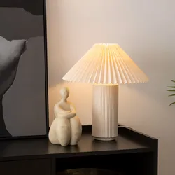 Lampada da tavolo 38h cm in porcellana beige e paralume plissettato
