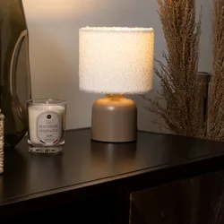 Lampada da tavolo 22h cm in ceramica caramello e paralume bouclé bianco