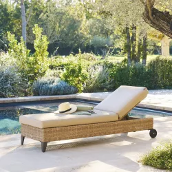 Lettino prendisole reclinabile con ruote in polyrattan naturale e cuscino beige - Hierro
