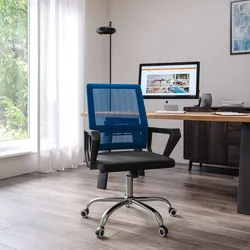 Poltrona da ufficio girevole in tessuto mesh nero e schienale blu con struttura cromo - Crest