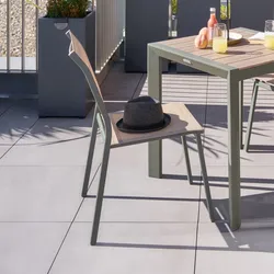 Sedia impilabile da giardino in alluminio verde alloro e textilene beige - Catuja