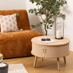 Tavolino contenitore rotondo 60 cm in legno con 2 ante scorrevoli cannettate - Petras