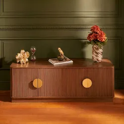Mobile porta tv 140x48h cm in legno effetto noce cannettato e oro con 4 ante - Yuna