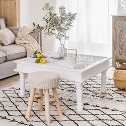 Pouf bianco rettangolare con gambe in in legno di gomma verniciato