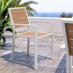 Sedia da esterno con braccioli in alluminio bianco e doghe effetto legno miele - Carioca Wood