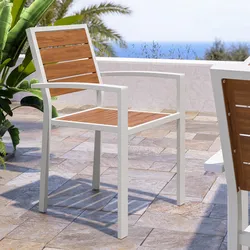 Sedia da esterno con braccioli in alluminio bianco e doghe effetto legno caramello - Carioca Wood