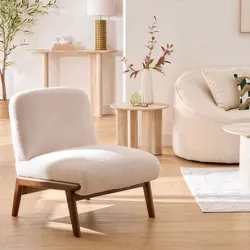 Poltrona in tessuto bouclé bianco e gambe in legno - Soraya
