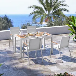 Set pranzo tavolo 140/210x77 cm top effetto legno miele e 4 sedie con braccioli in textilene bianco - Carioca Wood