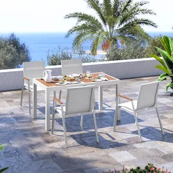 Set pranzo tavolo 140/210x77 cm top effetto legno caramello e 4 sedie in textilene e alluminio bianco - Carioca Wood