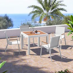 Set pranzo tavolo 90/180x90 cm top effetto legno caramello e 4 sedie in textilene e alluminio bianco - Carioca Wood