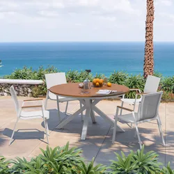 Set pranzo tavolo rotondo 120 cm top effetto legno caramello e 4 sedie in textilene e alluminio bianco - Carioca Wood