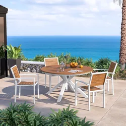 Set pranzo tavolo rotondo 140 cm top effetto legno caramello e 4 sedie con braccioli in alluminio bianco - Carioca Wood