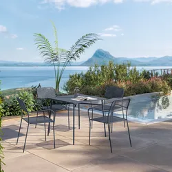 Set pranzo con tavolo 80x80 cm e 4 sedie con braccioli in acciaio blu oceano - Faber