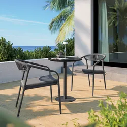 Set bistrot tavolo rotondo 60 cm e 2 sedie con braccioli effetto legno in acciaio grigio e corda - Reagan