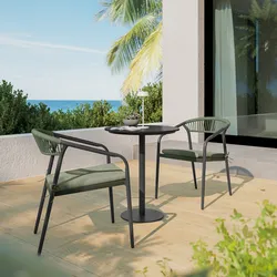 Set bistrot tavolo rotondo 60 cm e 2 sedie con braccioli effetto legno in acciaio grigio e corda verde - Reagan