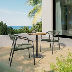 Set bistrot tavolo rotondo 60 cm e 2 sedie con braccioli effetto legno naturale in acciaio grigio e corda verde - Reagan