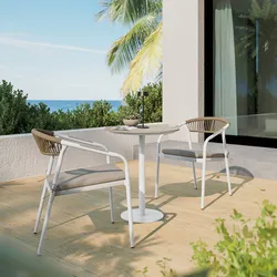 Set bistrot tavolo rotondo 60 cm e 2 sedie con braccioli effetto legno in acciaio off white e corda - Reagan