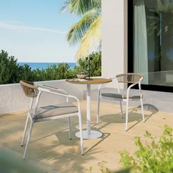 Set bistrot tavolo rotondo 60 cm e 2 sedie con braccioli effetto legno naturale in acciaio off white e corda - Reagan