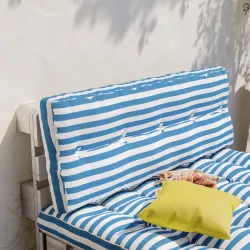 Cuscino imbottito per schienale a righe bianco e azzurro per divano pallet