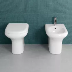 Coppia di sanitari filomuro in ceramica con curva tecnica e sedile softclose