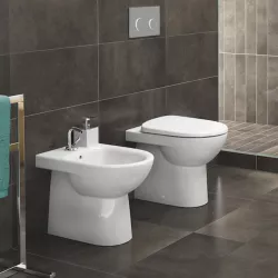 Sanitari filomuro ceramica completi di sedile copriwc Serie Selnova - Geberit