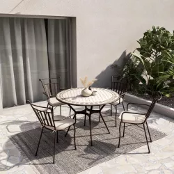Set pranzo tavolo rotondo 110 cm top a mosaico e 4 sedie con braccioli in metallo marrone - Otranto