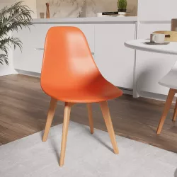 Sedia da interni arancione con gambe in legno - Alborg