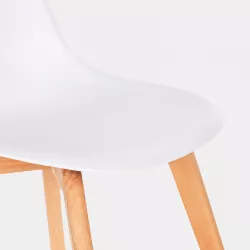 Sedia da interni color bianco con gambe in legno di faggio - Alborg