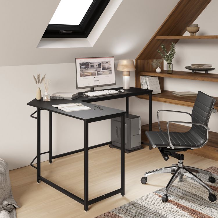 Moderna scrivania da ufficio urbana loft con computer e accessori