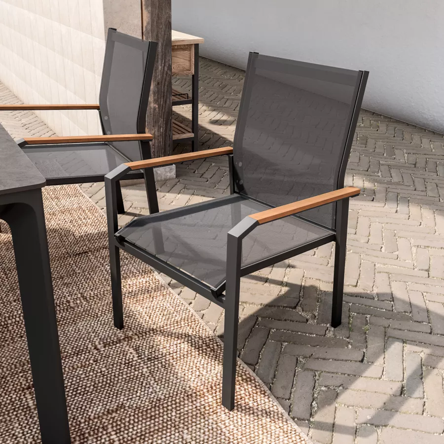 Sedia con dettaglio braccioli legno teak in alluminio e textilene nero -  Miranda