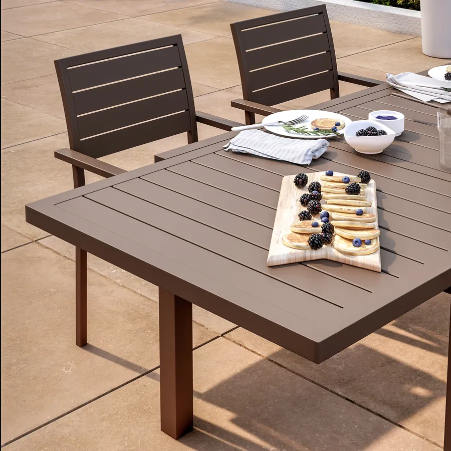 Set pranzo tavolo 180/240x100 cm e 4 sedie a doghe in alluminio marrone - Carioca