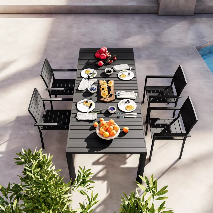 Set pranzo tavolo 180/240x100 cm e 4 sedie con braccioli a doghe in  alluminio antracite - Carioca